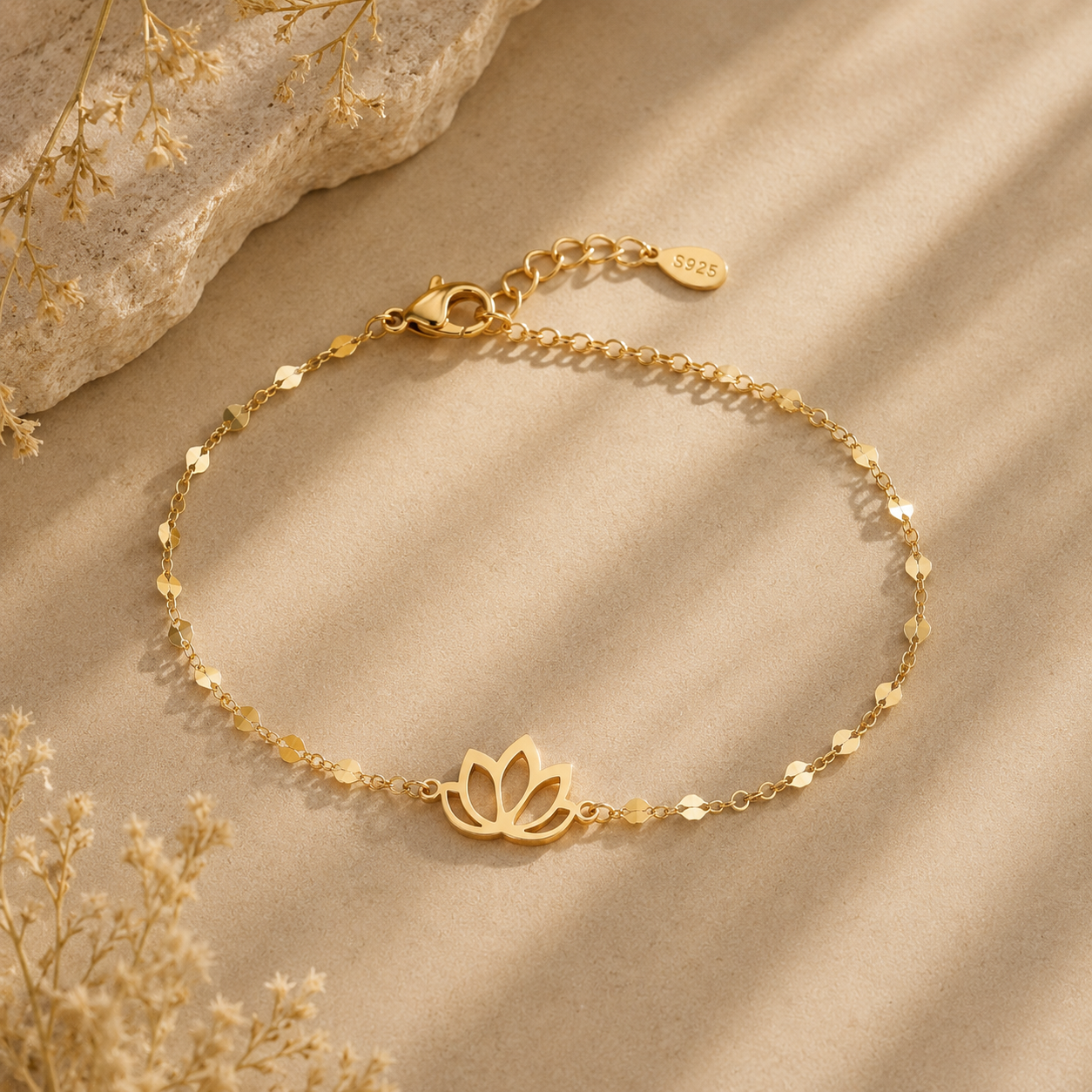 Velloria Altın Lotus Çiçeği Pullu Zincir Kadın Bileklik